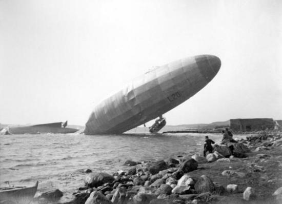 1916-05-03 - Zeppelineren L20 med fremste gondol i Gandsfjroden